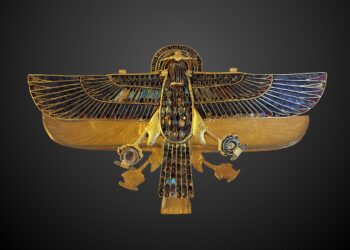 Une amulette au faucon à tête de bélier