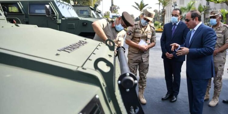 Al-Sissi inspecte un certain nombre de véhicules blindés développés par les forces armées 2 - Le Progrès Egyptien Al-Sissi inspecte un certain nombre de véhicules blindés développés par les forces armées 1 - Le Progrès Egyptien