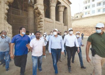 Madbouli examine l’aménagement de  la  zone  de  l’aéroport  de  Louxor