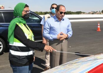 Al-Sissi inspecte des projets routiers