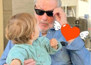 Alain Delon, grand-père tendre avec son petit-fils