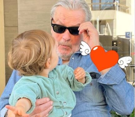 Alain Delon, grand-père tendre avec son petit-fils 2 - Le Progrès Egyptien Alain Delon, grand-père tendre avec son petit-fils 1 - Le Progrès Egyptien