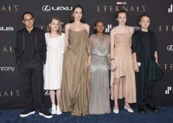 Angelina Jolie s’entoure de ses enfants sur le tapis rouge des “Eternels”