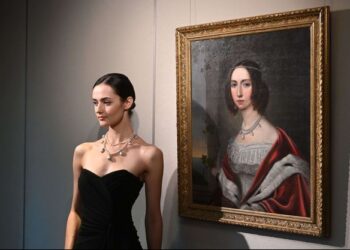 Le superbe collier de perles de la reine Joséphine de Suède en vente à Hong Kong