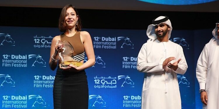 Menna Chalaby, la talentueuse 1 - Le Progrès Egyptien Egyptian actress Menna Shalabi (L) poses after receiving the best actress Muhr award from Sheikh Mansoor bin Mohammed bin Rashid al-Maktoum (C) during the closing ceremony of the annual Dubai International Film Festival on December 16, 2015 in the Gulf emirate. Menna Shalabi is awarded for her role in the movie titled "Nawara". On the right is the chairman of the Dubai International Film Festival, Abdulhamid JumaAFP PHOTO / STR/ AFP / - (Photo credit should read -/AFP via Getty Images)