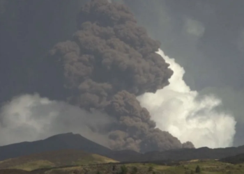 Italie : Nouvelle éruption de l’Etna, une pluie de pierres noires