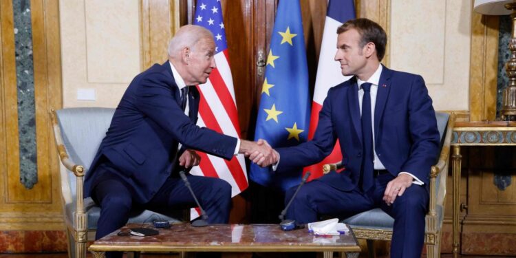 Emmanuel Macron et Joe Biden mettent en scène leur réconciliation 1 - Le Progrès Egyptien