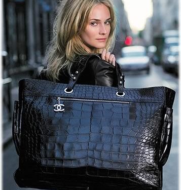 Un look audacieux avec des sacs en fourrure et bouffant 2 - Le Progrès Egyptien Un look audacieux avec des sacs en fourrure et bouffant 1 - Le Progrès Egyptien