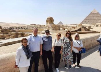 Des responsables européens  visitent les Pyramides