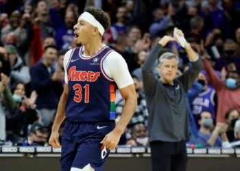 NBA : Les Sixers, grâce à Curry et Embiid, plombent les Bulls