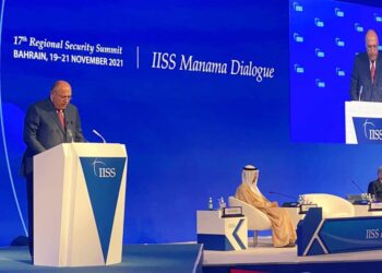 Choucri prononce une allocution lors du “Dialogue de Manama”