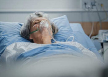 Covid-19 : Pourquoi les personnes âgées sont-elles plus à risque ?