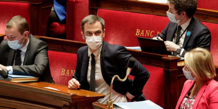 French Health Minister Olivier Veran (C) attends the session of questions to the government at the Assemblee Nationale in Paris on October 26, 2021. (Photo by GEOFFROY VAN DER HASSELT / AFP)