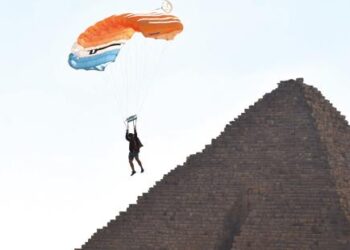 La sensation de sauter en parachute aux Pyramides