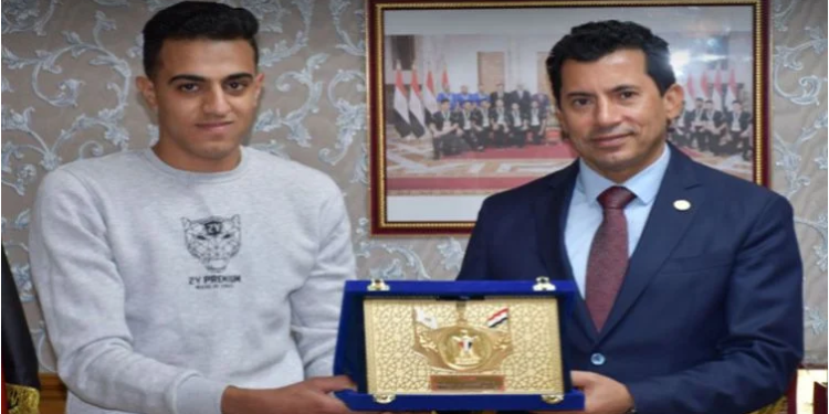 Un jeune honoré pour son honnêteté 2 - Le Progrès Egyptien Un jeune honoré pour son honnêteté 1 - Le Progrès Egyptien