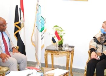 Yasmine  Fouad  examine  les  préparatifs  de  la  COP27