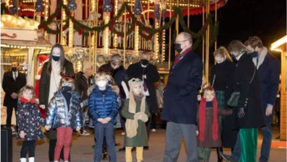Petit tour de manège pour Jacques, Gabriella de Monaco au village de Noël 1 - Le Progrès Egyptien