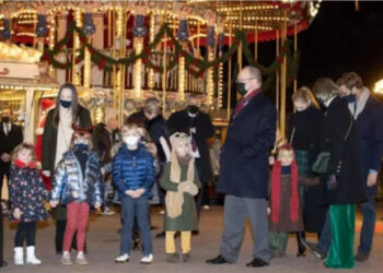 Petit tour de manège pour Jacques,  Gabriella de Monaco au village de Noël