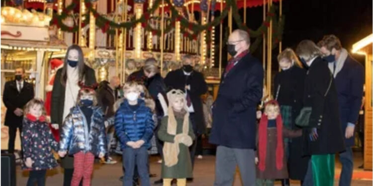 Petit tour de manège pour Jacques, Gabriella de Monaco au village de Noël 2 - Le Progrès Egyptien Petit tour de manège pour Jacques, Gabriella de Monaco au village de Noël 1 - Le Progrès Egyptien