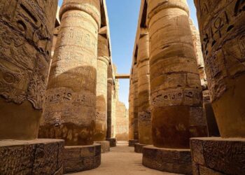 Restauration de 12 colonnes du temple de Karnak