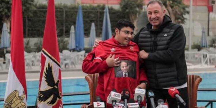 •  Un  nageur  parmi  les  personnes  à  besoins  spécifiques  a  pu  réaliser  son  rêve.  Il  a  demandé  au Président  Al-Sissi  lors  de  la  cérémonie  de  dimanche de faire partie de l’équipe de natation du célèbre  club  Al-Ahly.  Le  lendemain  de  la  cérémonie, le nageur  Ahmed  Tarek était avec le président  du  club Al-Ahly  Mahmoud  El-Khatib  qui a achevé en personne toutes les procédures de son adhésion à l’équipe officielle des personnes à besoins spécifiques du club.