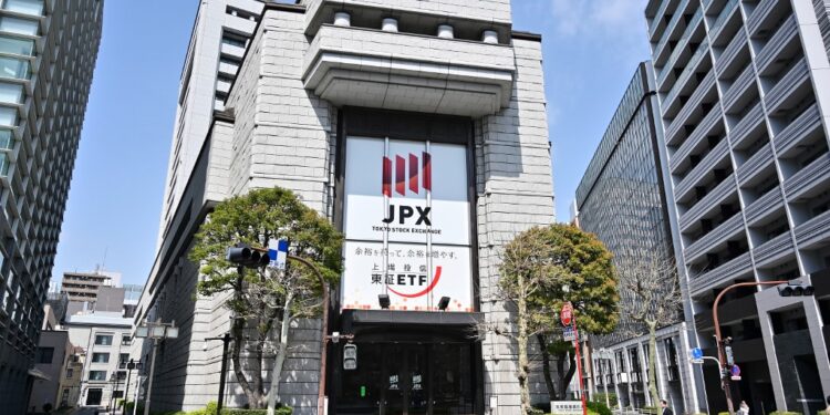 Tokyo finit en petite hausse 1 - Le Progrès Egyptien A general view shows the Tokyo Stock Exchange building in Tokyo's Kabutocho district on March 25, 2019. (Photo by CHARLY TRIBALLEAU / AFP)