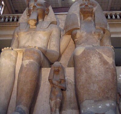 Statue colossale d'Amenhotep III et de Tiyi 2 - Le Progrès Egyptien Statue colossale d'Amenhotep III et de Tiyi 1 - Le Progrès Egyptien