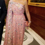 Quand Kate, Maxima, Victoria, Letizia, Charlène… adoptent le décolleté asymétrique 5 - Le Progrès Egyptien