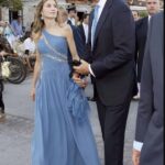 Quand Kate, Maxima, Victoria, Letizia, Charlène… adoptent le décolleté asymétrique 11 - Le Progrès Egyptien