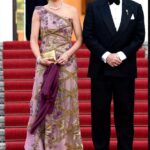 Quand Kate, Maxima, Victoria, Letizia, Charlène… adoptent le décolleté asymétrique 7 - Le Progrès Egyptien