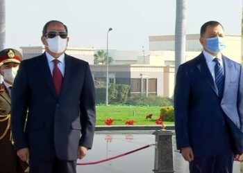 Académie de la Police : Al-Sissi dépose une gerbe de fleurs sur le mémorial