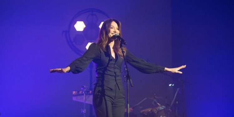 Carla Bruni : En concert à l’Olympia, elle s’approprie le gilet masculin avec brio 1 - Le Progrès Egyptien