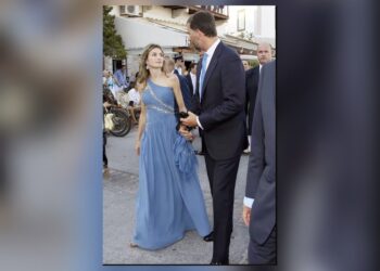 Quand Kate, Maxima, Victoria, Letizia, Charlène… adoptent le décolleté asymétrique