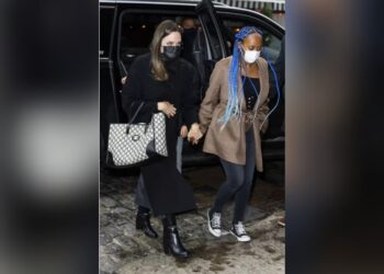 Angelina Jolie à New York avec Maddox et Zahara, cheveux bleus