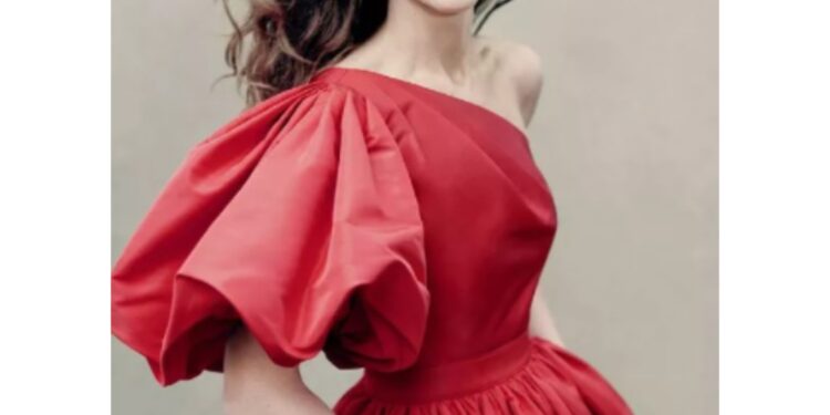 Quand Kate, Maxima, Victoria, Letizia, Charlène… adoptent le décolleté asymétrique 1 - Le Progrès Egyptien