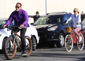 Schwarzenegger à vélo avec sa compagne Heather Milligan