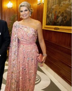 Quand Kate, Maxima, Victoria, Letizia, Charlène… adoptent le décolleté asymétrique 11 - Le Progrès Egyptien