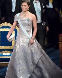 Quand Kate, Maxima, Victoria, Letizia, Charlène… adoptent le décolleté asymétrique 7 - Le Progrès Egyptien