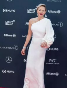 Quand Kate, Maxima, Victoria, Letizia, Charlène… adoptent le décolleté asymétrique 9 - Le Progrès Egyptien