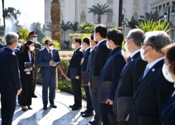 Al-Sissi reçoit le président sud-coréen au palais Al-Ettehadeya