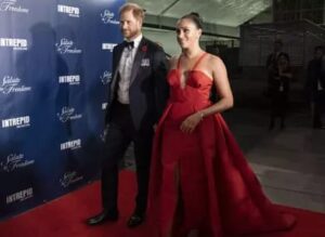 Meghan Markle, duchesse de Sussex, dans une robe Carolina Herrera, le 10 novembre 