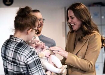 Kate attendrie par un bébé, la drôle de réplique de William