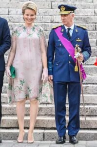 La reine des Belges Mathilde dans une robe-cape Natan Couture, le 21 juillet 