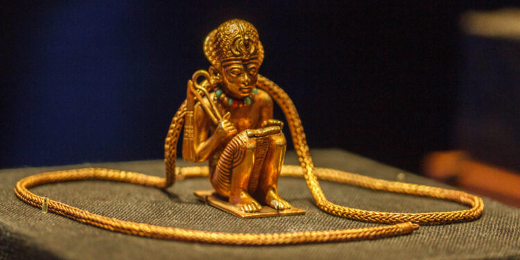 Figurine prosternée d’Amenhotep III, trésor de Toutankhamon 2 - Le Progrès Egyptien Figurine prosternée d’Amenhotep III, trésor de Toutankhamon 1 - Le Progrès Egyptien