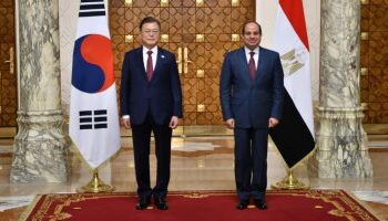 Les présidents Al-Sissi et Moon prennent une photo-souvenir