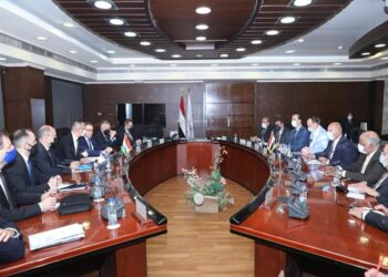 Le ministre du Transport examine avec le ministre hongrois des AE la localisation de l’industrie ferroviaire en Egypte