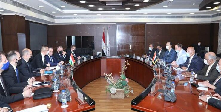 Le ministre du Transport examine avec le ministre hongrois des AE la localisation de l'industrie ferroviaire en Egypte 2 - Le Progrès Egyptien Le ministre du Transport examine avec le ministre hongrois des AE la localisation de l'industrie ferroviaire en Egypte 1 - Le Progrès Egyptien