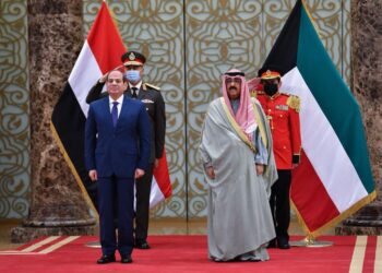 Le prince héritier du Koweït accueille le Président Al-Sissi à l’aéroport 