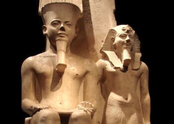 La statue d’Horemheb avec Amon