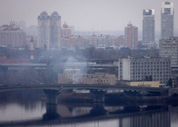 Des détonations retentissent à Kiev